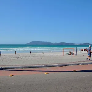 Apartamento A 5 Minutos Andando Ate A Praia Do Forte ,1 Quarto, Ar Condicionado,cozinha ,garagem , Ao Lado De Restaurantes E Comercio, Cabo Frio
